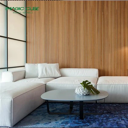 Zvočno izolirana akustična plošča iz lesenih letvic